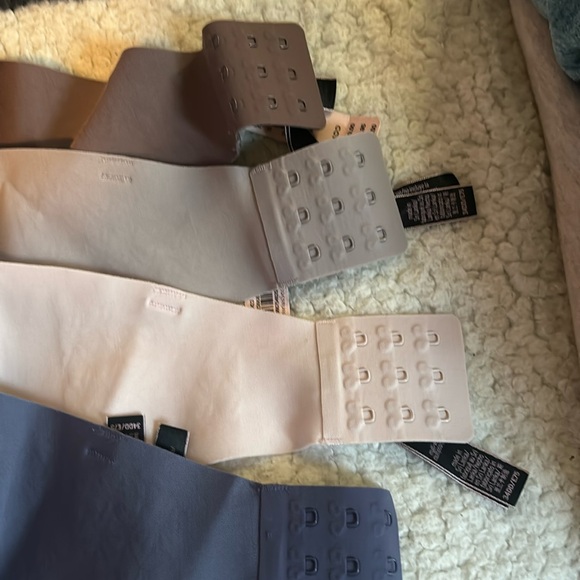 🚫SOLD🚫 34DD Victoria’s Secret Bras - Picture 2 of 7